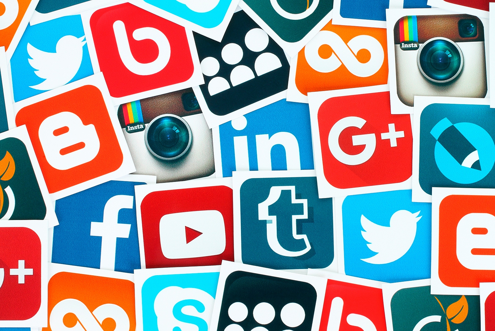 Marca da Bebo ao lado de outras de redes sociais