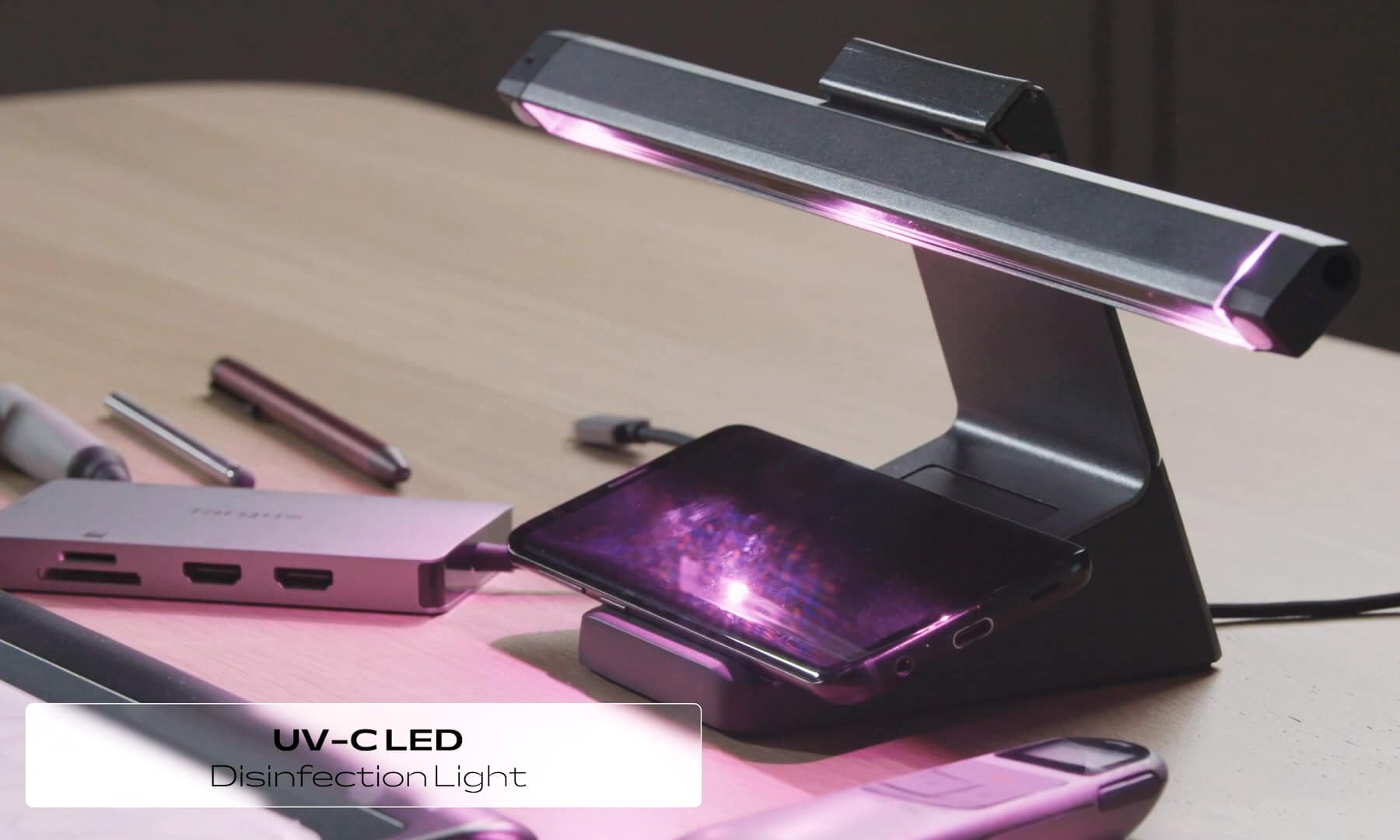 luminária Targus iluminando com sua luz UV-C um celular
