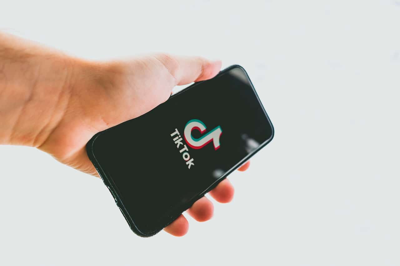 TikTok está sendo processado por menina