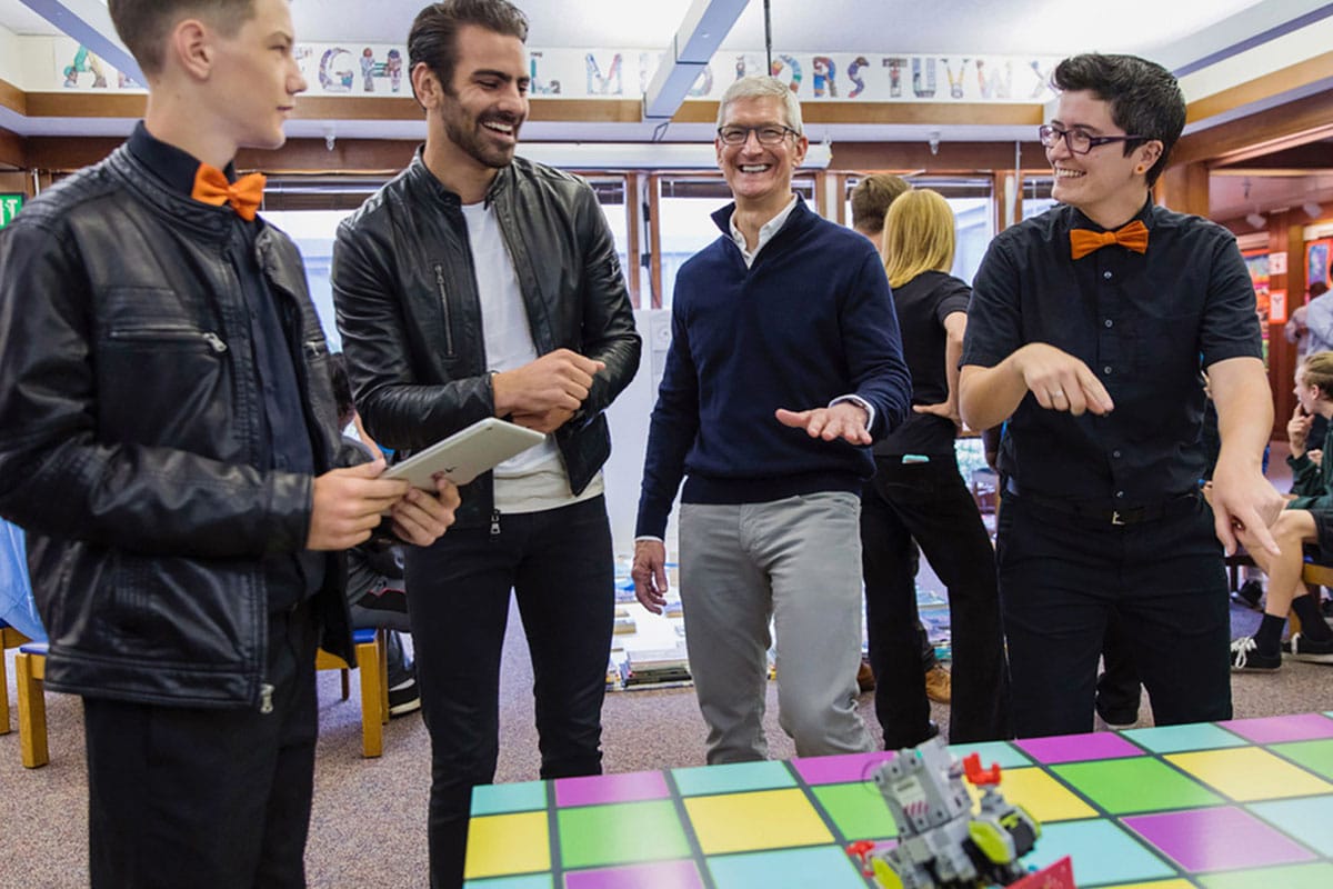 Tim Cook e mais três pessoas interagindo