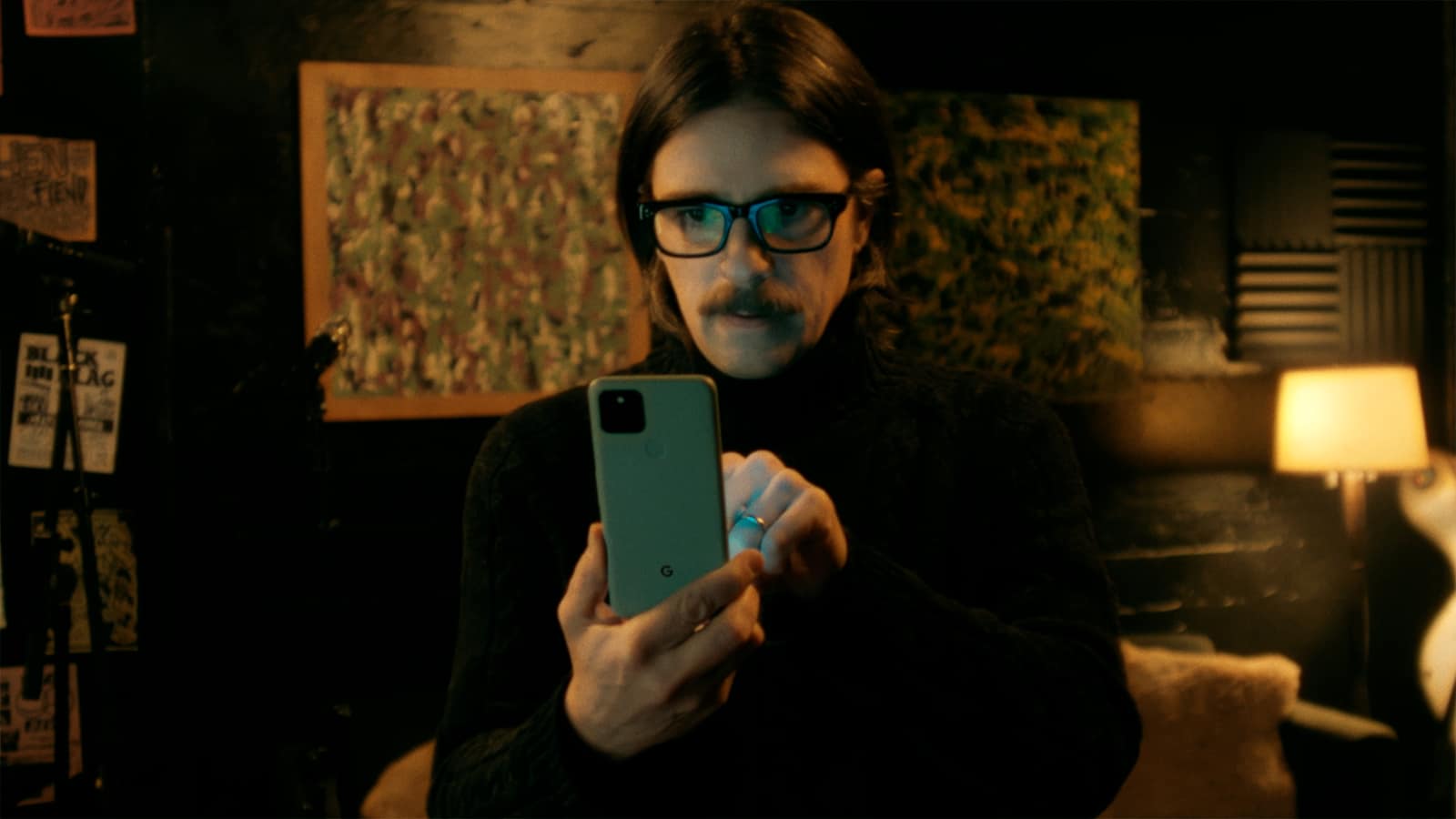Novo clipe do Weezer tem Google Pixel 5 como protagonista. Reprodução: YouTube