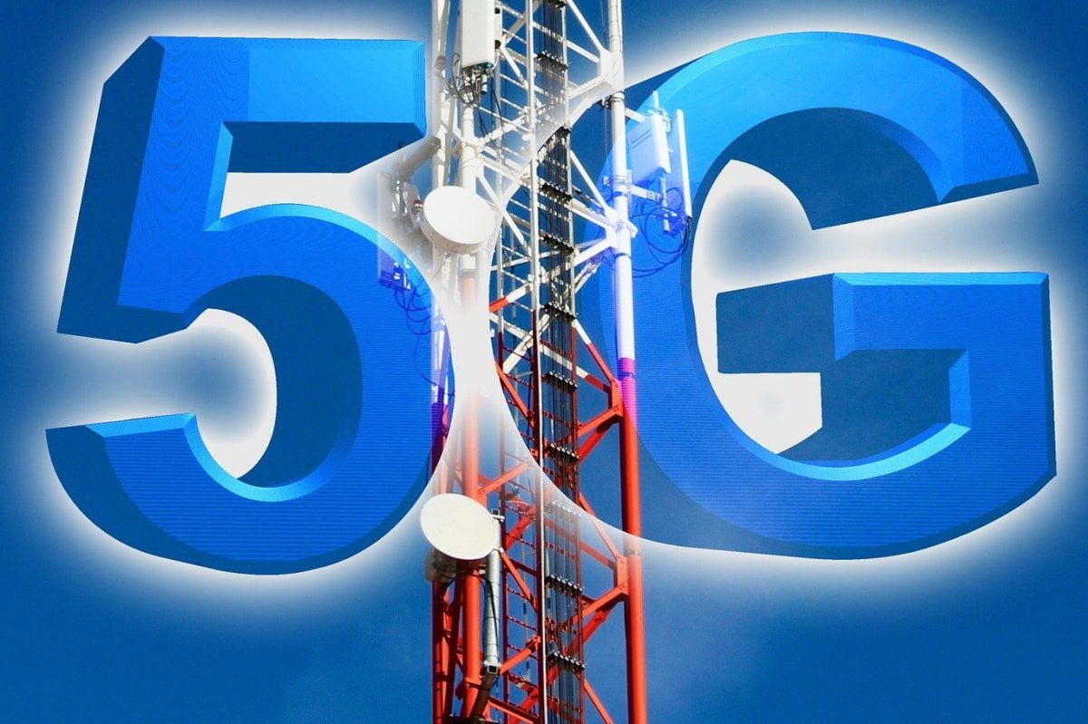 Imagem mostra antena e inscrição 5G. Anatel convocou coletiva e pode anunciar novidades sobre leilão da tecnologia no País