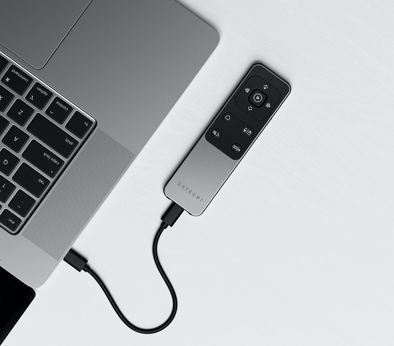 novo controle remoto da Satechi para Macs e iPads conectado a um Macbook