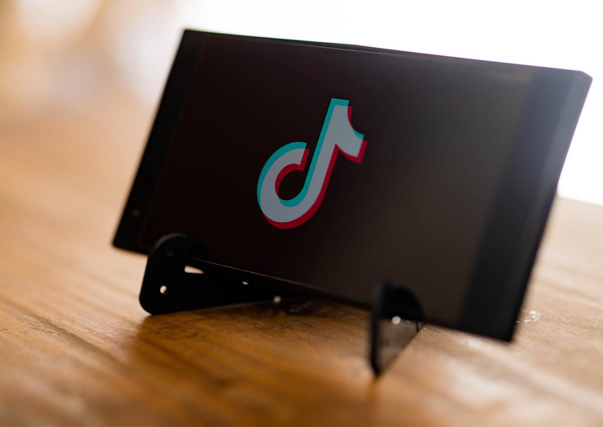 Aplicativo TikTok exibido em um celular