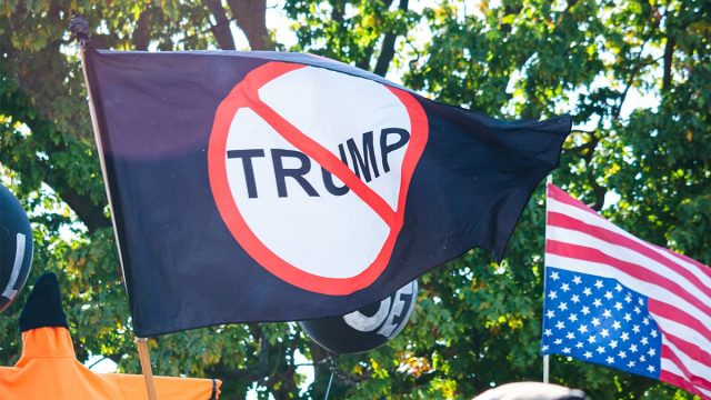 Bandeira contra o ex-presidente Donald Trump