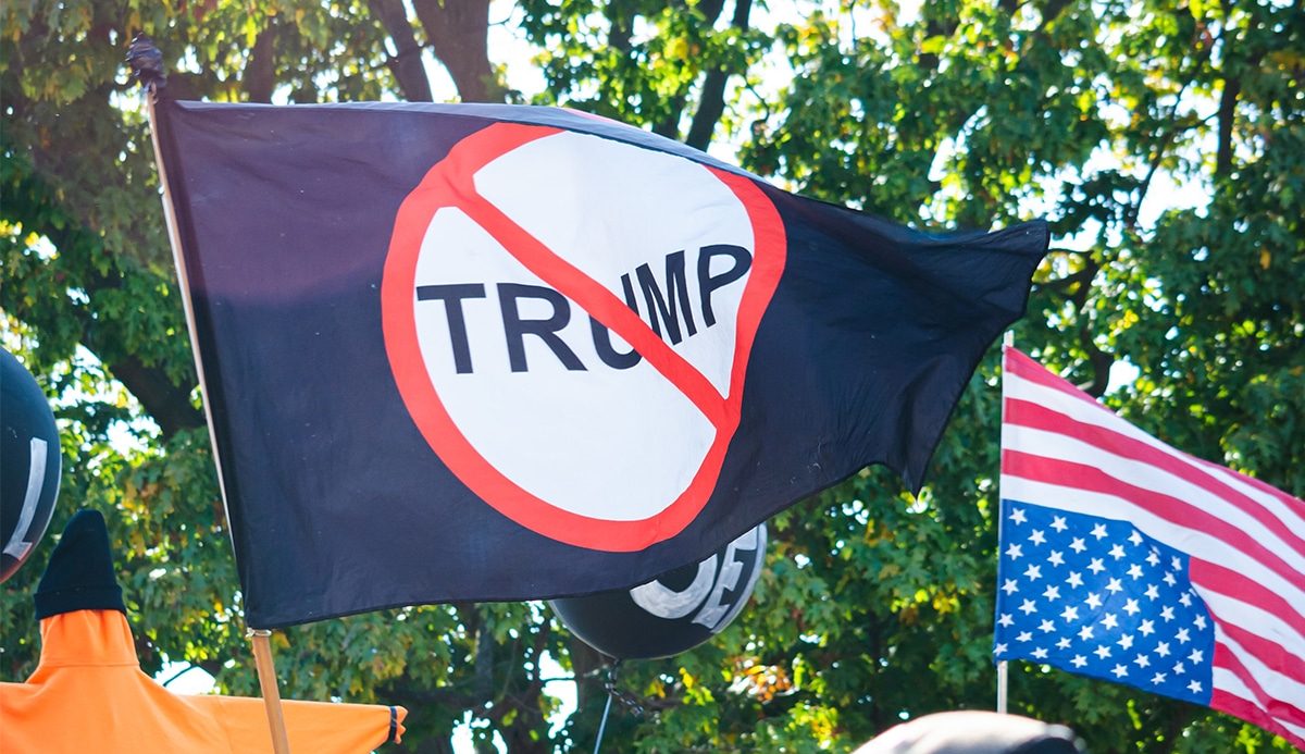 Bandeira contra o ex-presidente Donald Trump