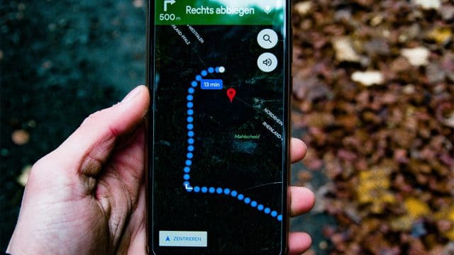 Celular mostrando o Google Maps no tema escuro