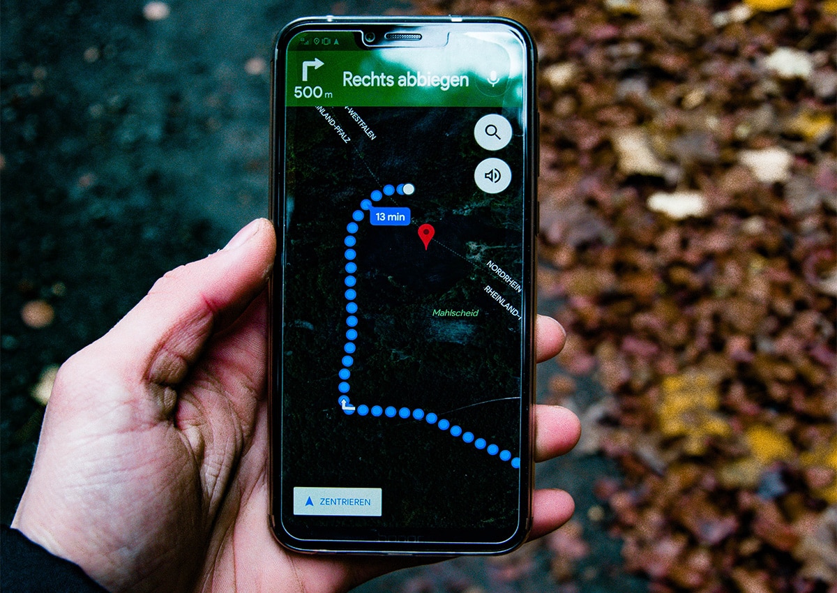 Celular mostrando o Google Maps no tema escuro