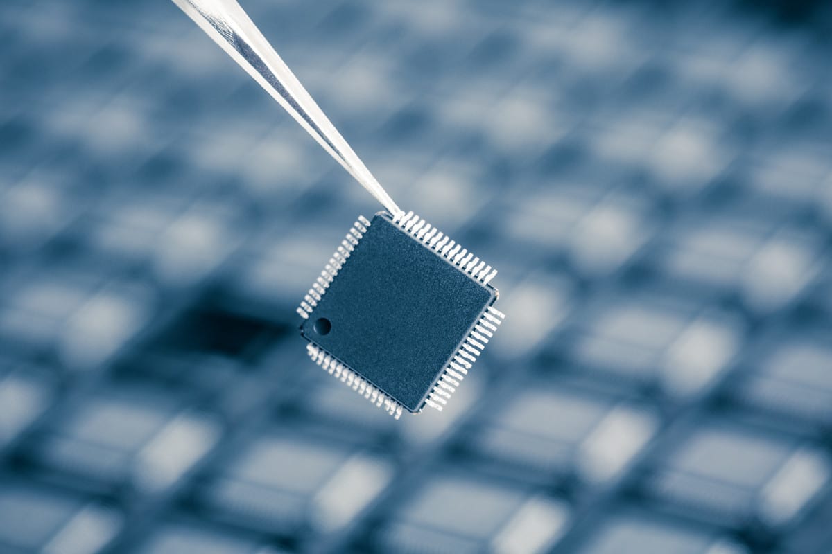 Imagem de uma pinça segurando um micro chip indicando que deve faltar em 2021