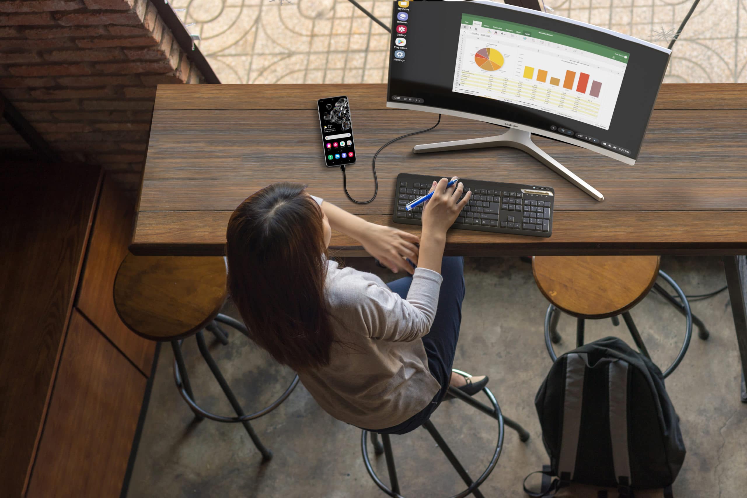 Mulher usa o Samsung DeX com o seu PC