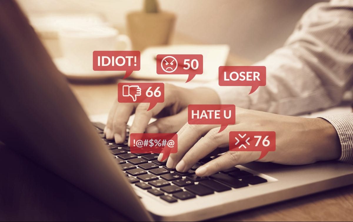 Mulher digita discurso de ódio no notebook