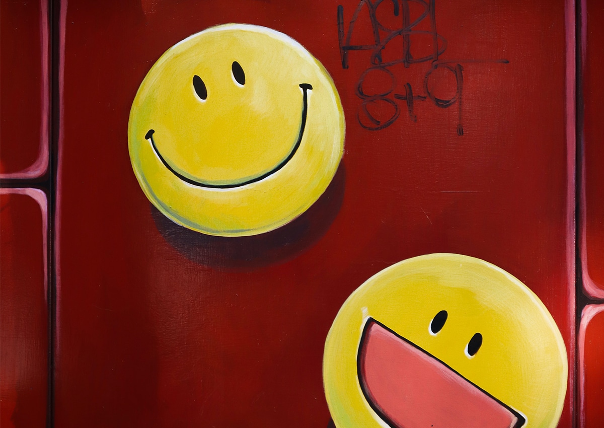 Emojis na parede vermelha