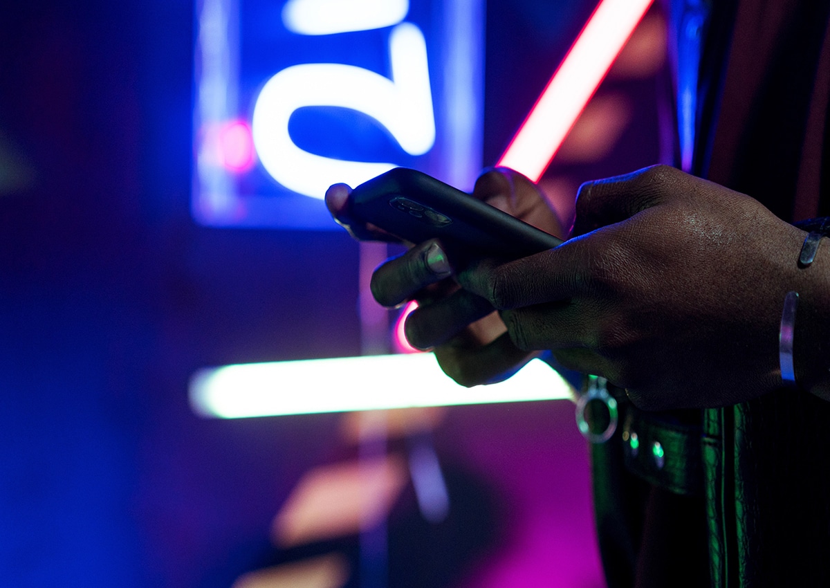 Rapper com um celular na mão