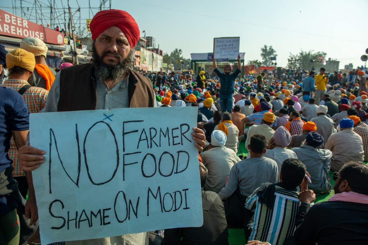 Twitter recebe ameaça na Índia. Foto de agricultor segurando cartaz contra o primeiro-ministro indiano Modi em meio a um protesto