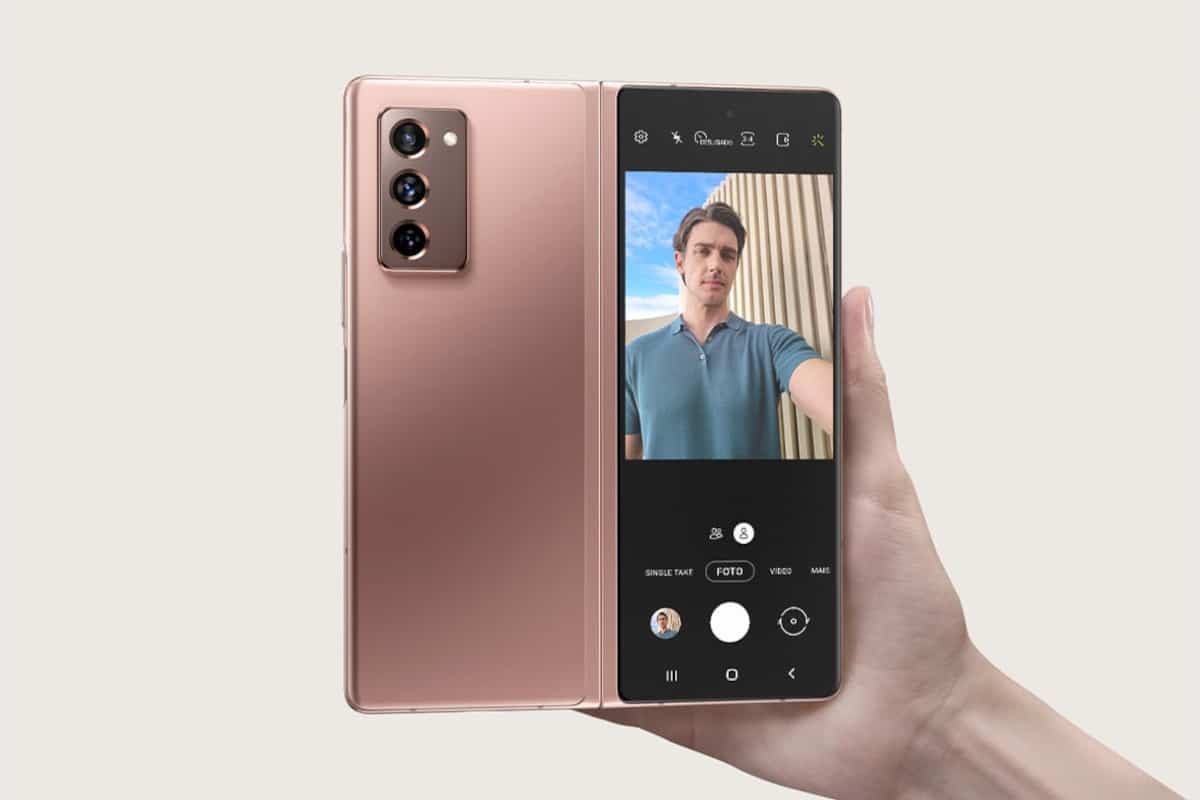 Imagem de um celular flexível da Samsung em mãos fazendo uma chamada