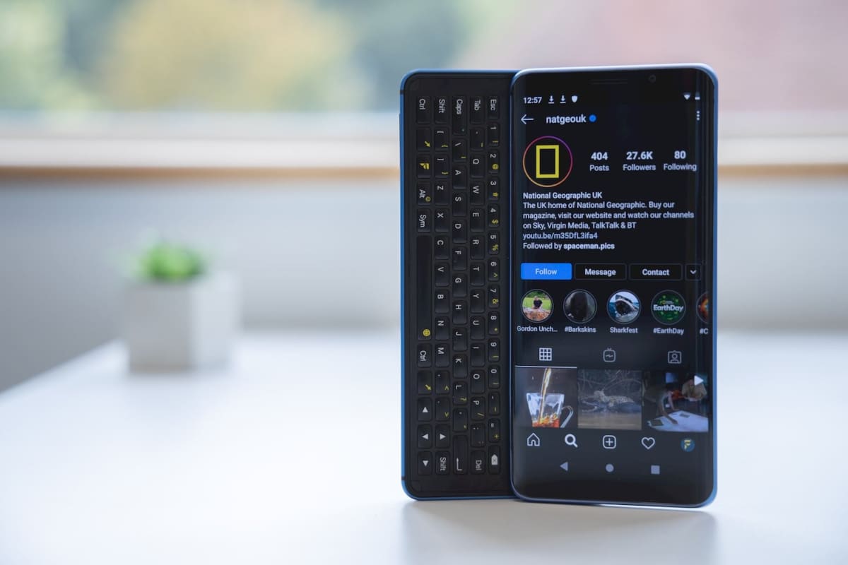 Imagem do celular F(x)Tec Pro1-X com o teclado físico deslizável aparente