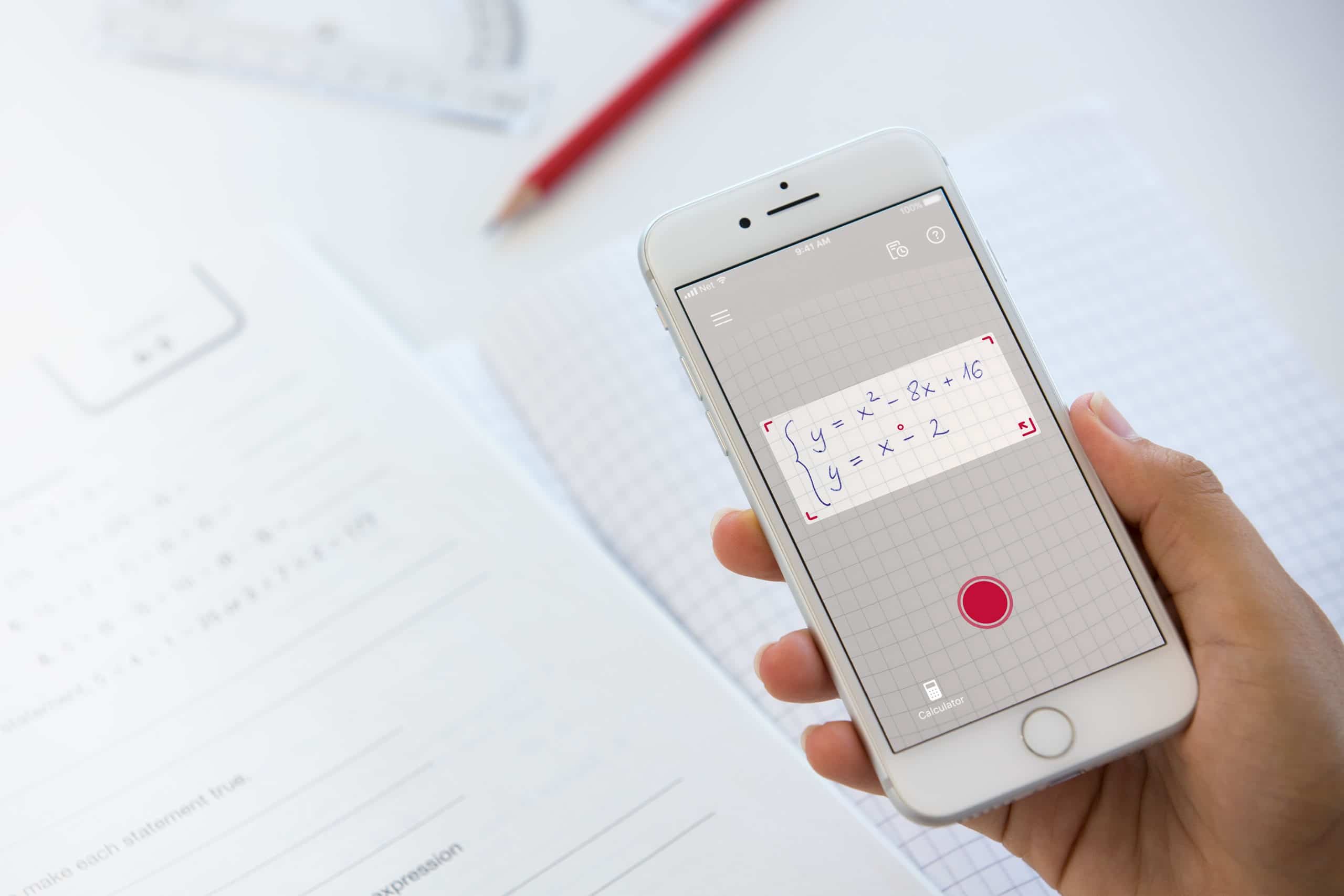 Smartphone com o app de equações Photomath, que pode fotografar um problema e mostrar seu resultado, com passo a passo de resolução