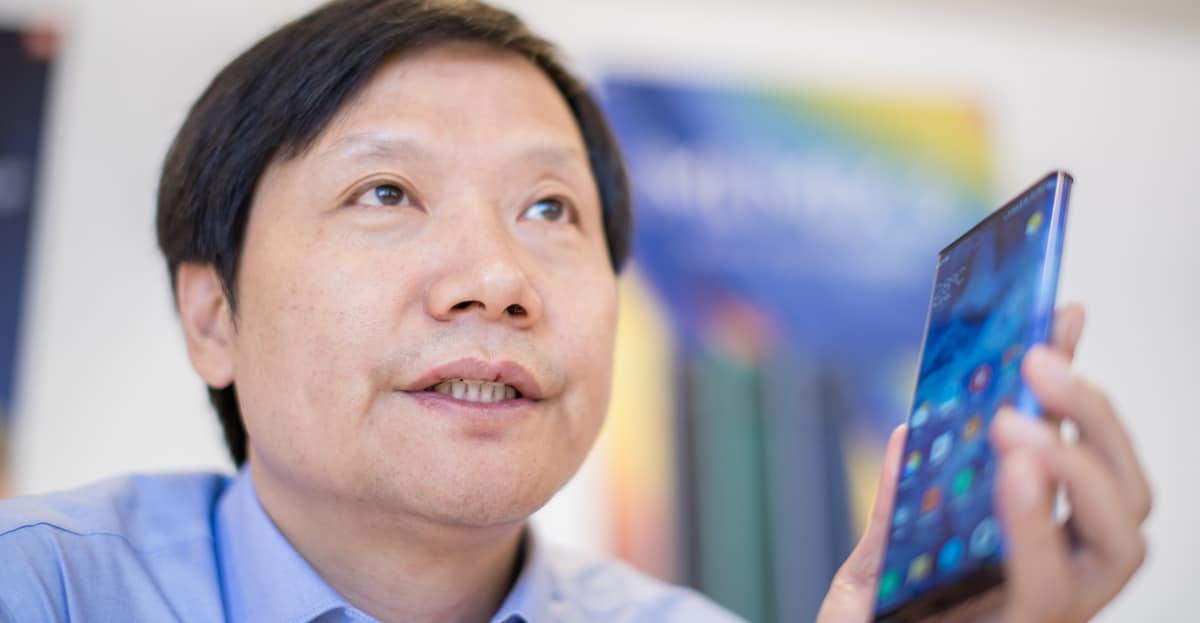Lei Jun, CEO da Xiaomi, segura um celular na foto, e quer saber se os fãs comprariam um smartphone caro da marca