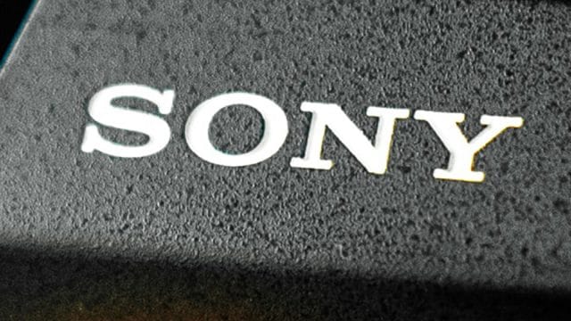 Logo da Sony em destaque em um fundo preto