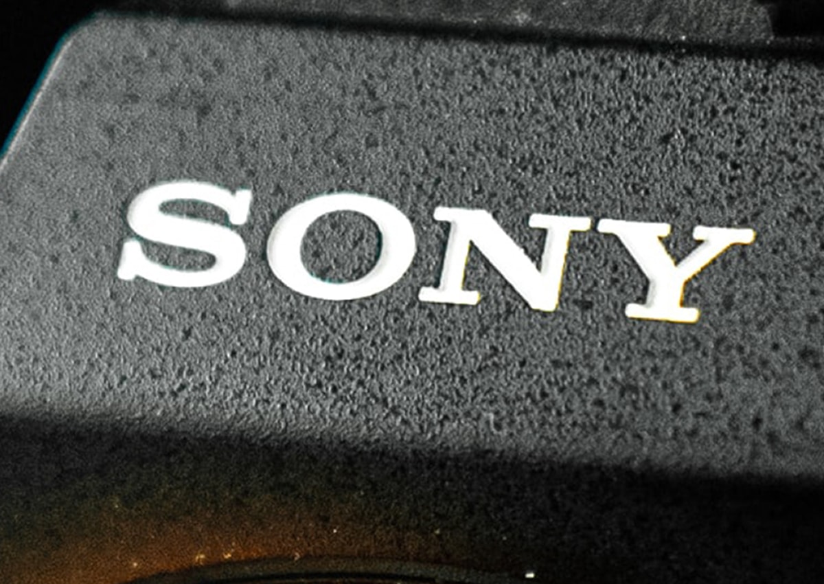 Logo da Sony em destaque em um fundo preto