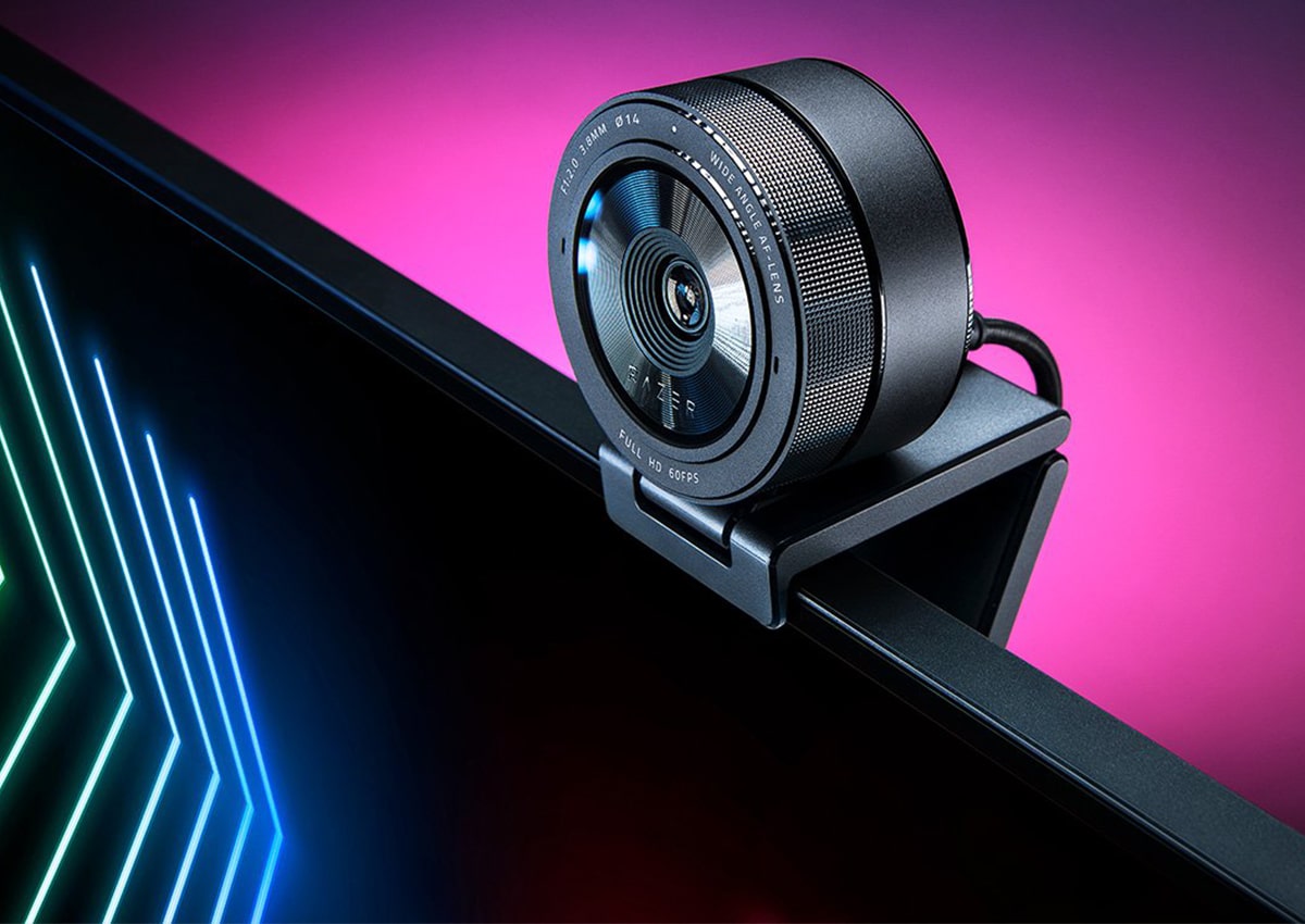 Nova webcam Razer Kiyo Pro em um fundo rosa
