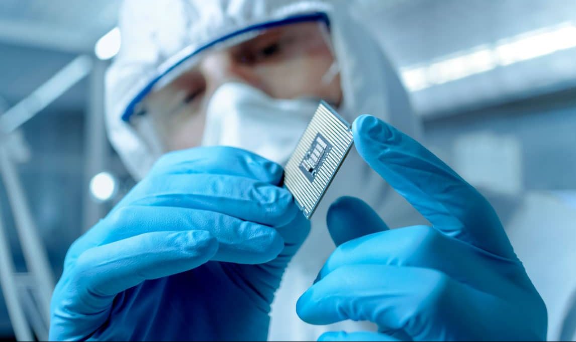 funcionário de tecnologia segurando processador em mãos