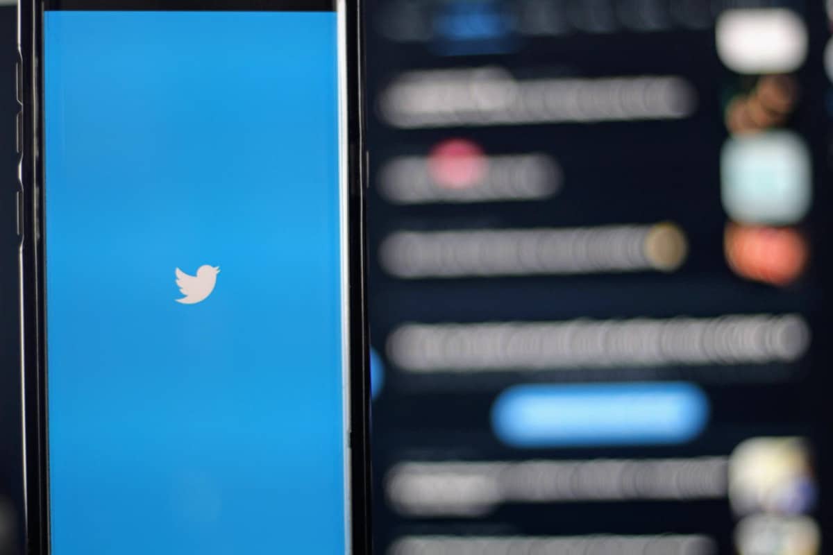 Imagem de um celular utilizando o Twitter no modo de segurança contra trolls