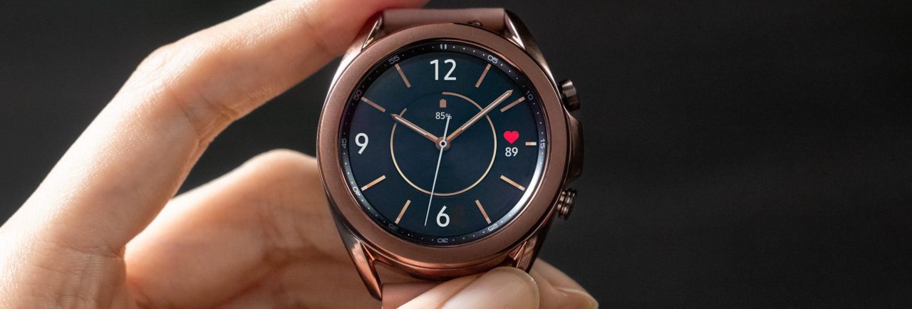 Relógio Galaxy Watch da Samsung segurado por uma mão