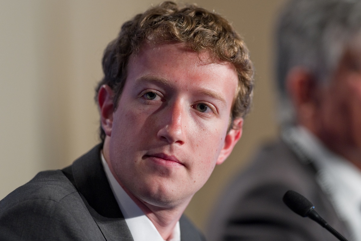 Foto de Zuckerberg nervoso olhando para a frente