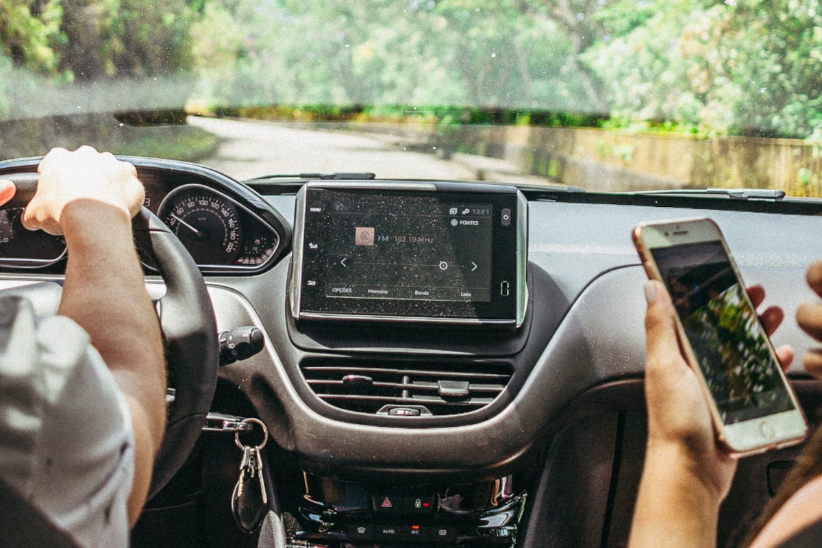Imagem de um painel de carro com Android Auto