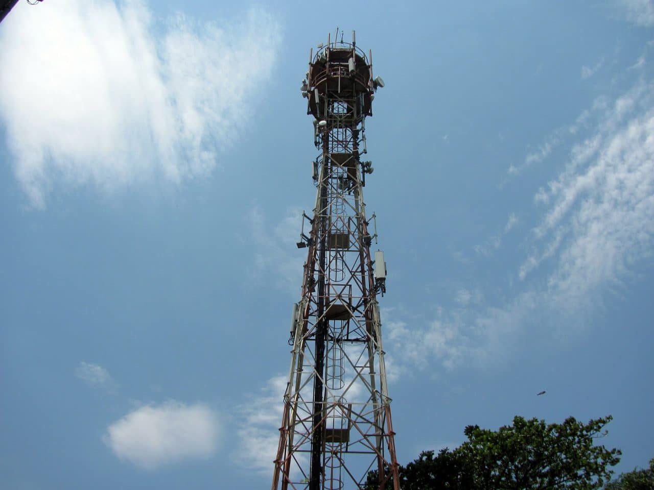 Imagem de antena de telecomunicações STF decide por Direito Passagem para as Teles