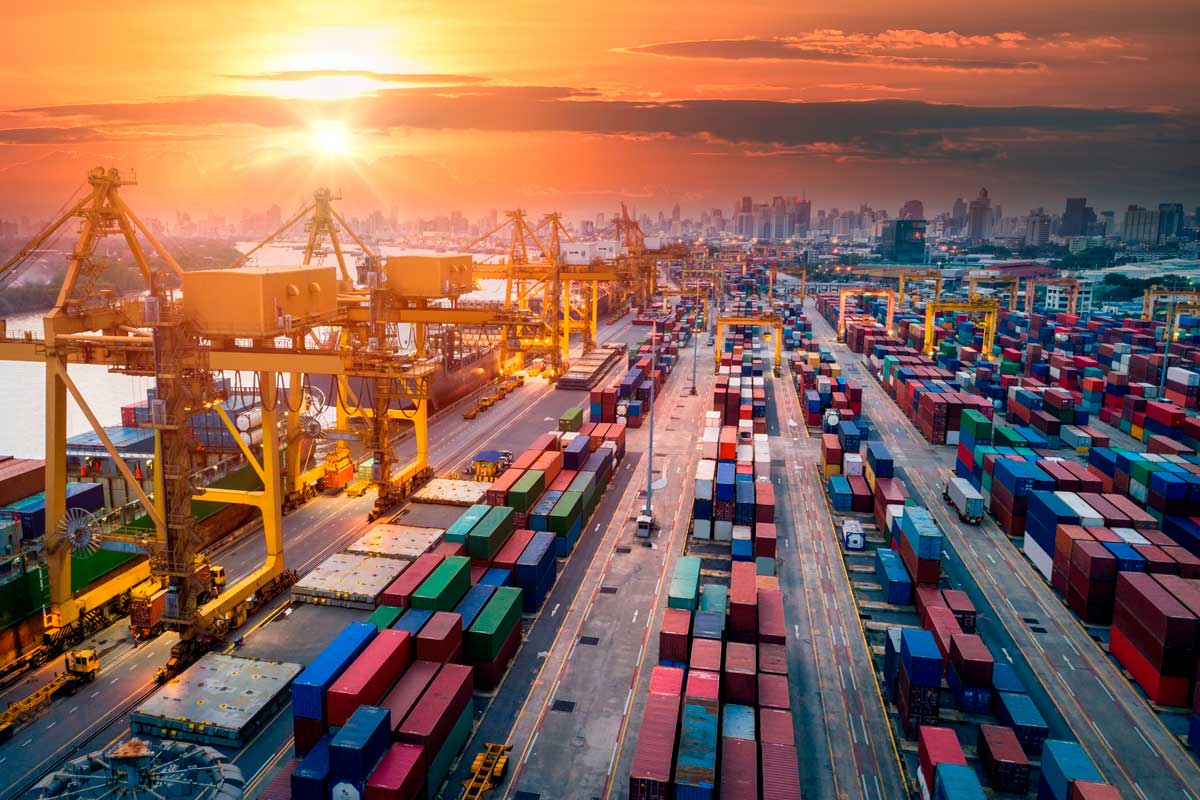 vista panorâmica de porto com vários containers