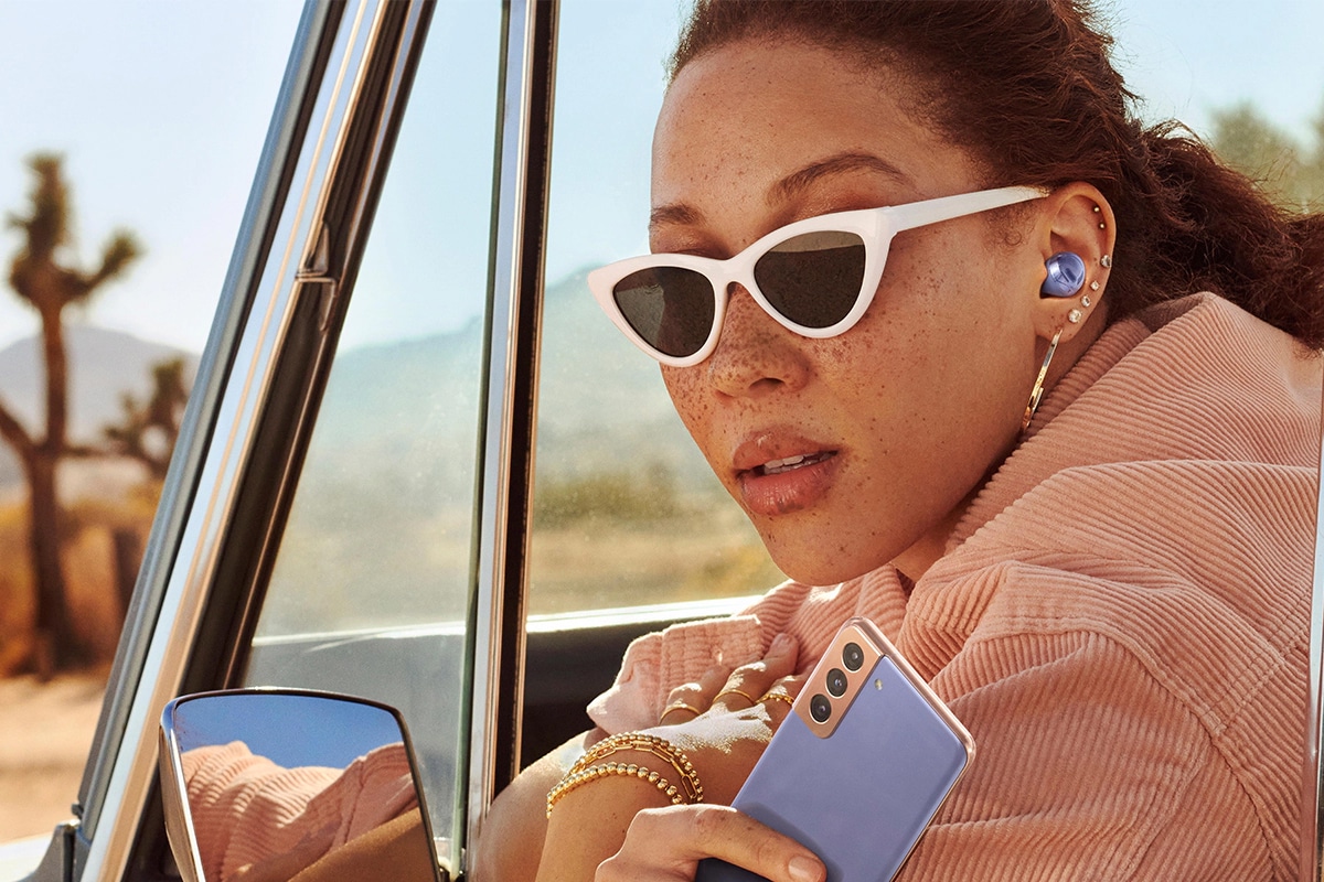 galaxy buds pro sendo usado por uma moça