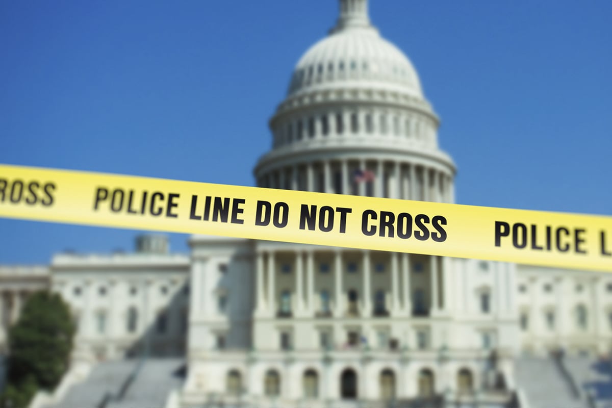 Capitólio dos EUA com faixa de segurança da polícia local