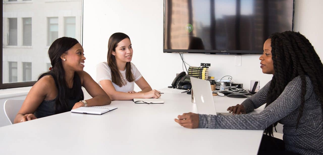 Profissionais de RH se reúnem para oferecer lives que ensinam brasileiro a conseguir emprego. Foto: Christina Wocintechchat/Unsplash