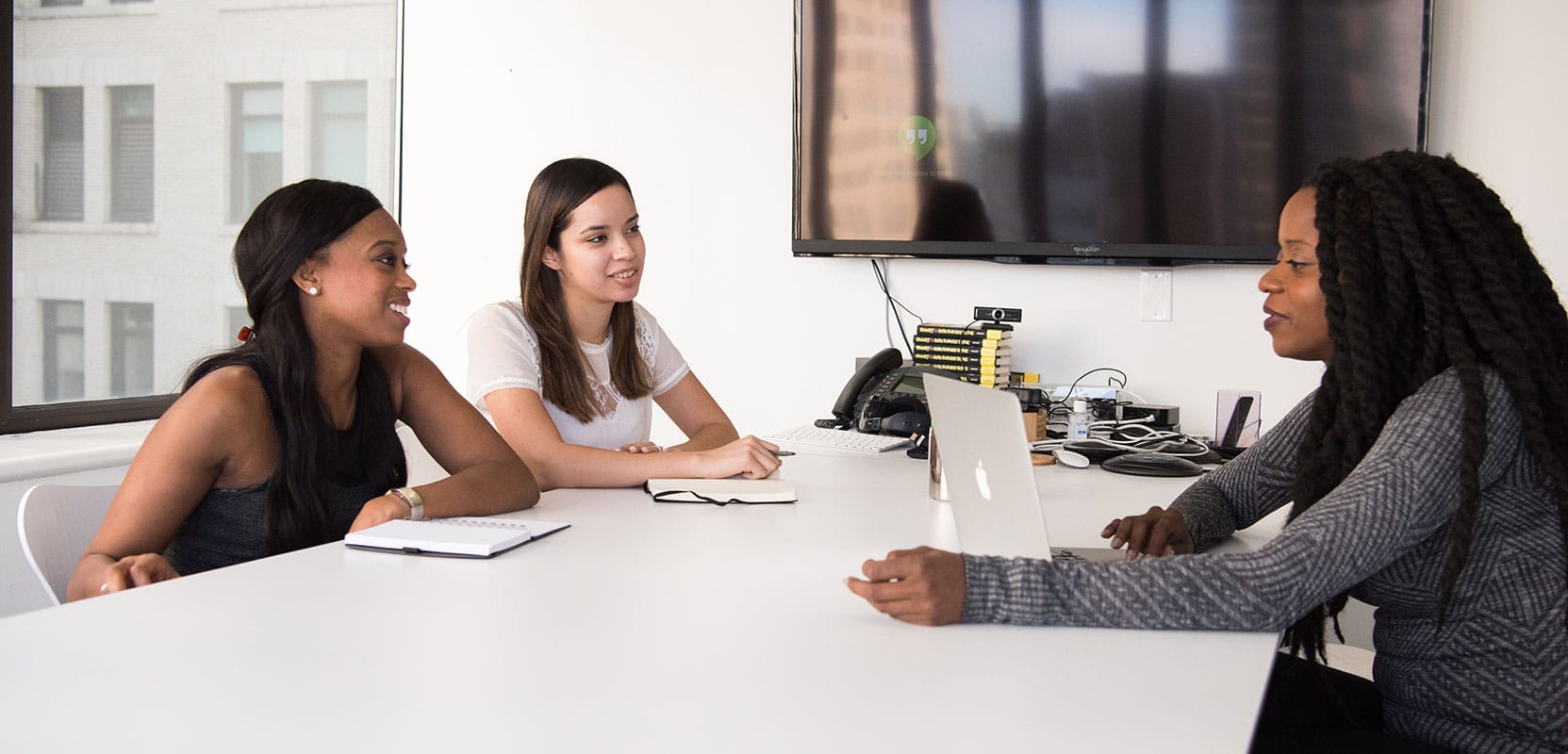 Profissionais de RH se reúnem para oferecer lives que ensinam brasileiro a conseguir emprego. Foto: Christina Wocintechchat/Unsplash