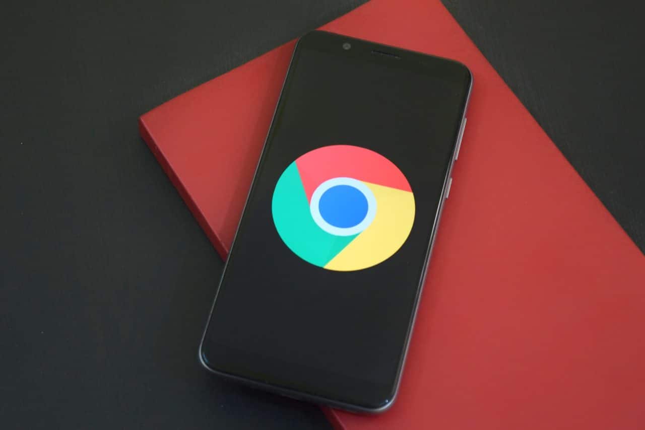Imagem de smartphone Android cujo Chrome 88 agora permite a criação de grupos de abas