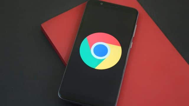 Imagem de smartphone Android cujo Chrome 88 agora permite a criação de grupos de abas