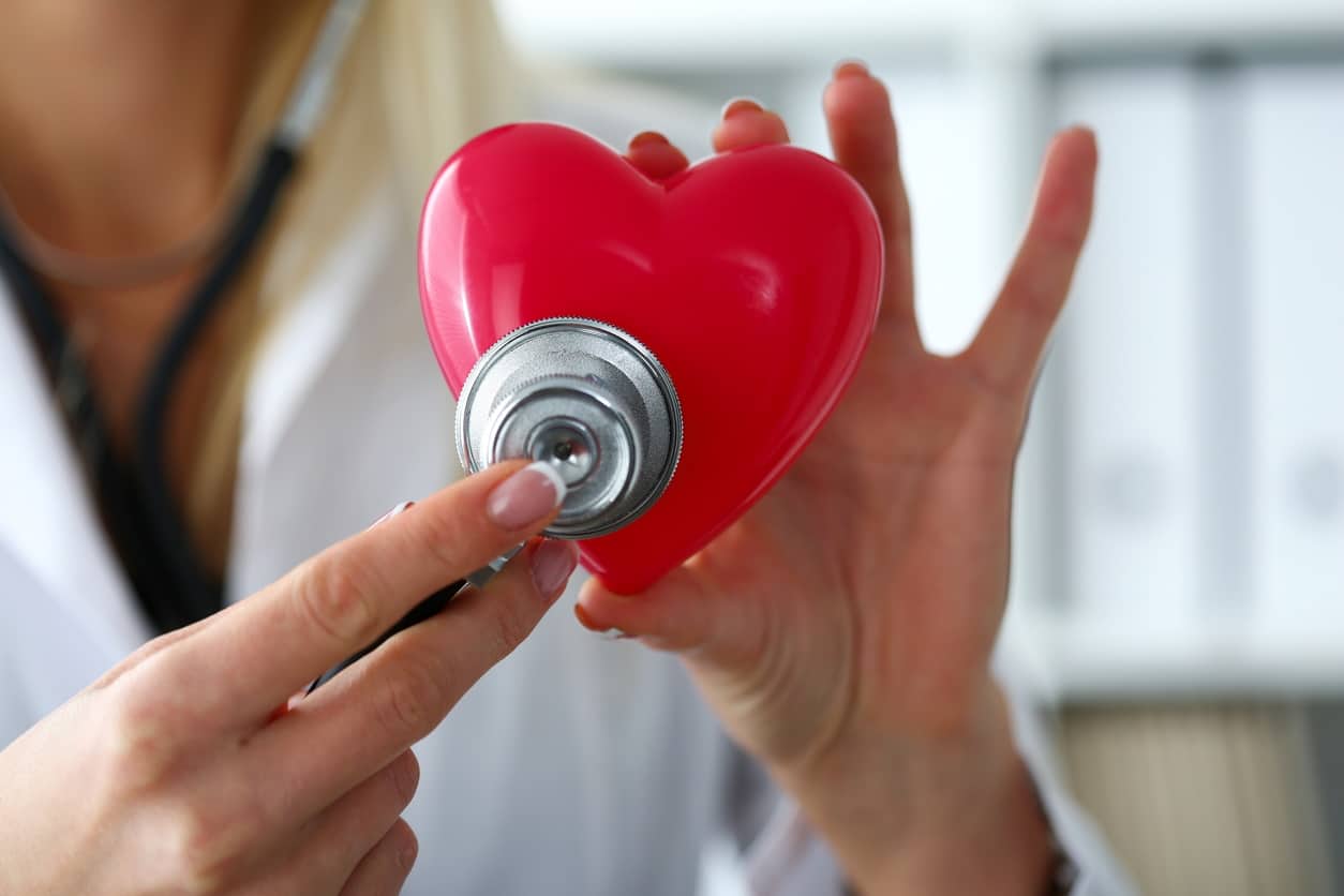 Uso do iPhone 12 pode interferir no funcionamento do marca-passo e de desfibriladores, diz estudo