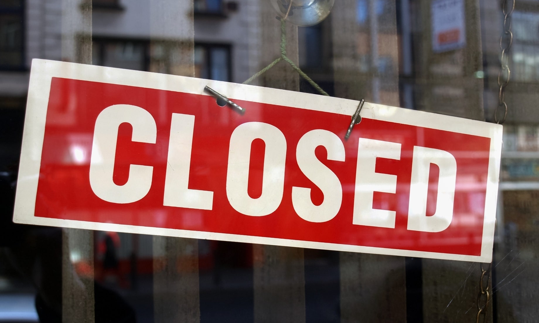 placa com a palavra "closed" em vermelho e branco, igual o YouTube