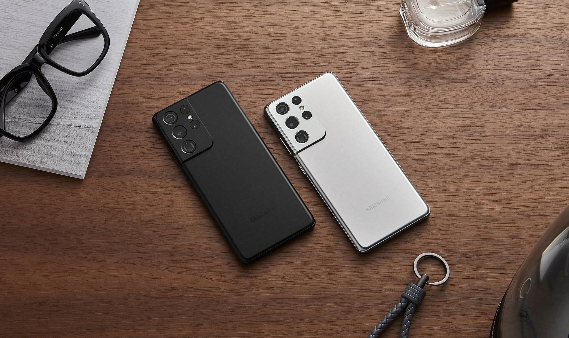 dois aparelhos Galaxy S21 sobre uma mesa