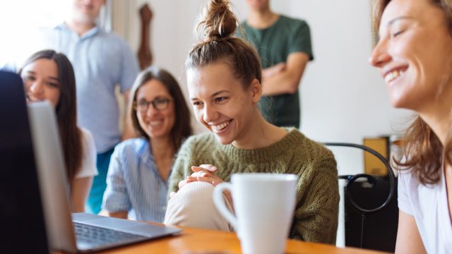 pessoas assistindo vídeo na frente do computador
