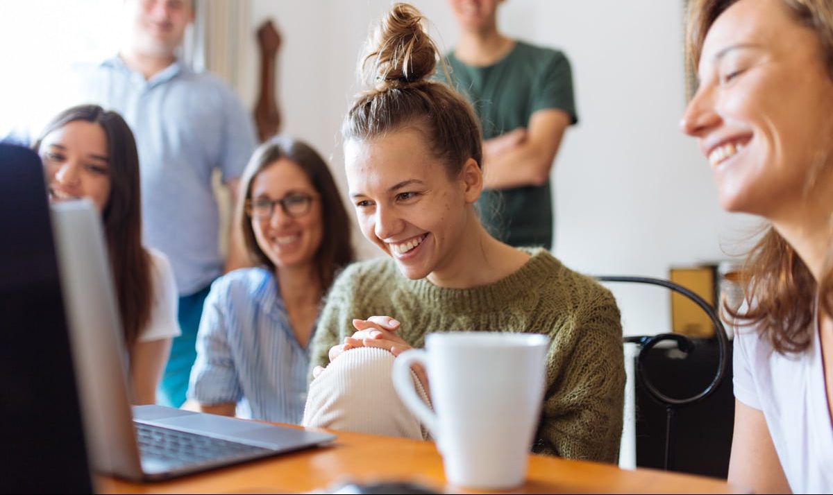 pessoas assistindo vídeo na frente do computador