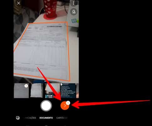 tela do microsoft lens com setas apontando para uma seta do app para prosseguir com o escaneamento de documentos no Android