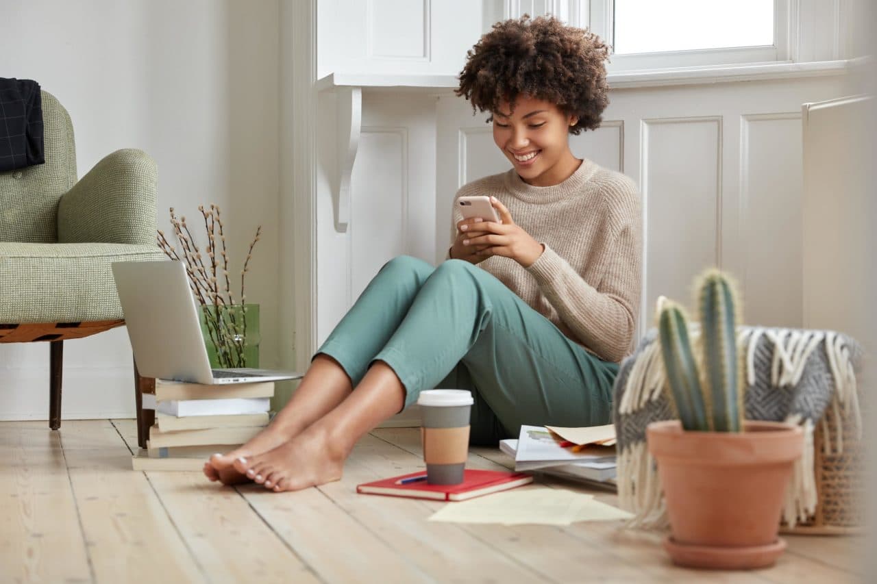 Mulher com smartphone usando o Google Assistant