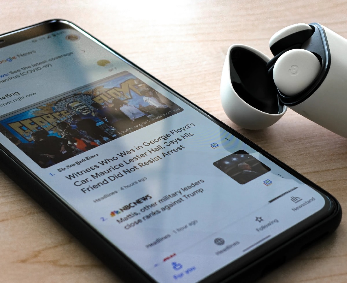 iPhone com o Google News aberto