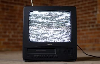 Google TV para Smart TVs deve contar com opção básica para usuários com dificuldades