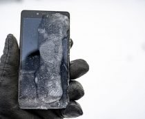 Homem resgata iPhone que caiu em água congelante