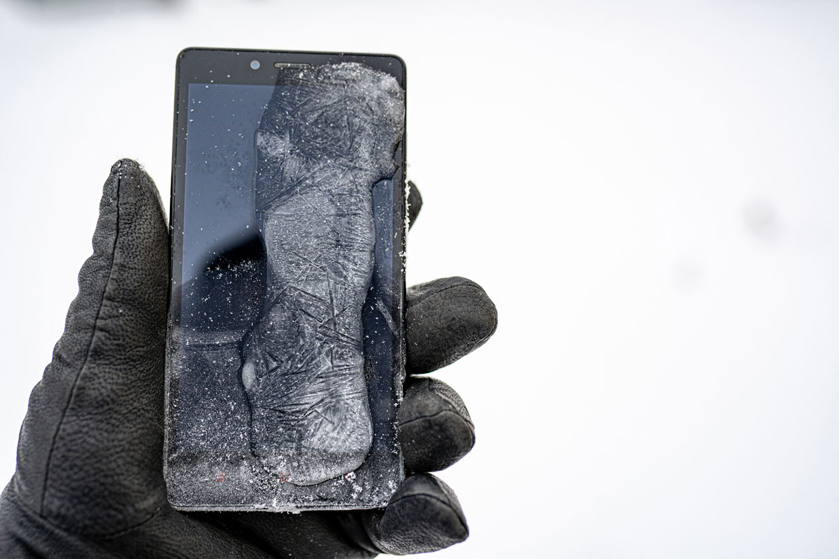 iPhone congelado em meio a neve