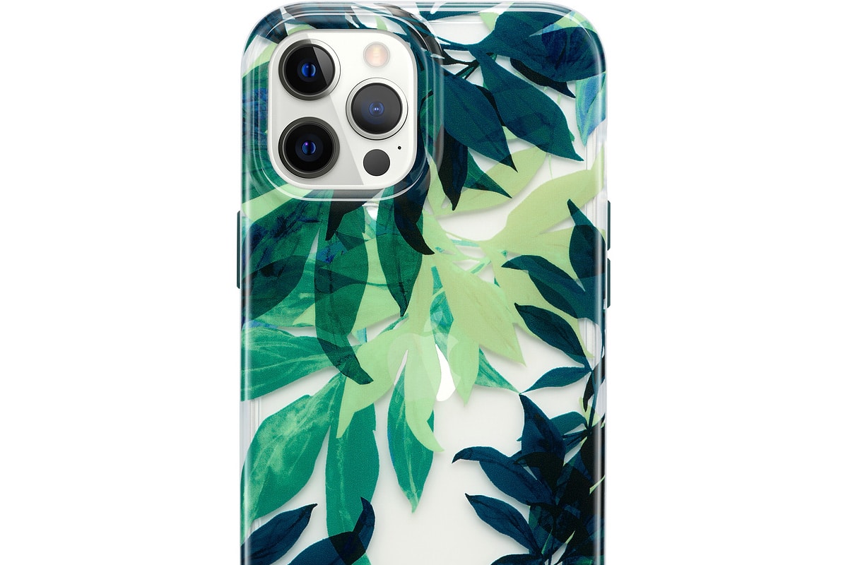 iPhone 12 Pro Max com design em folhas verdes